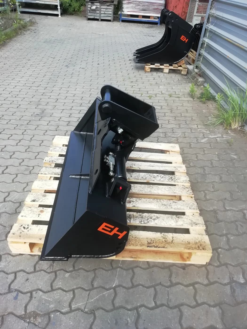 GBH - hydraulicznie odchylana łyżka skarpowa do minikoparek - zdjęcie